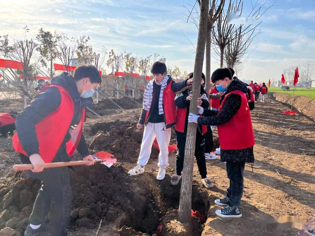 此次植树活动体现了我县青少年"奉献,友爱,互助,进步"的志愿服务精神