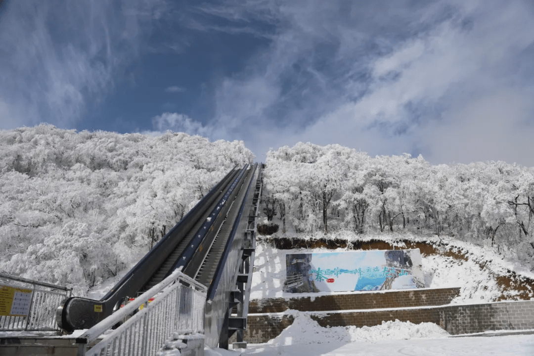 冰雪运动的激情与欢乐分分钟get龙头山的滑雪场设备齐全,雪道酷炫不仅