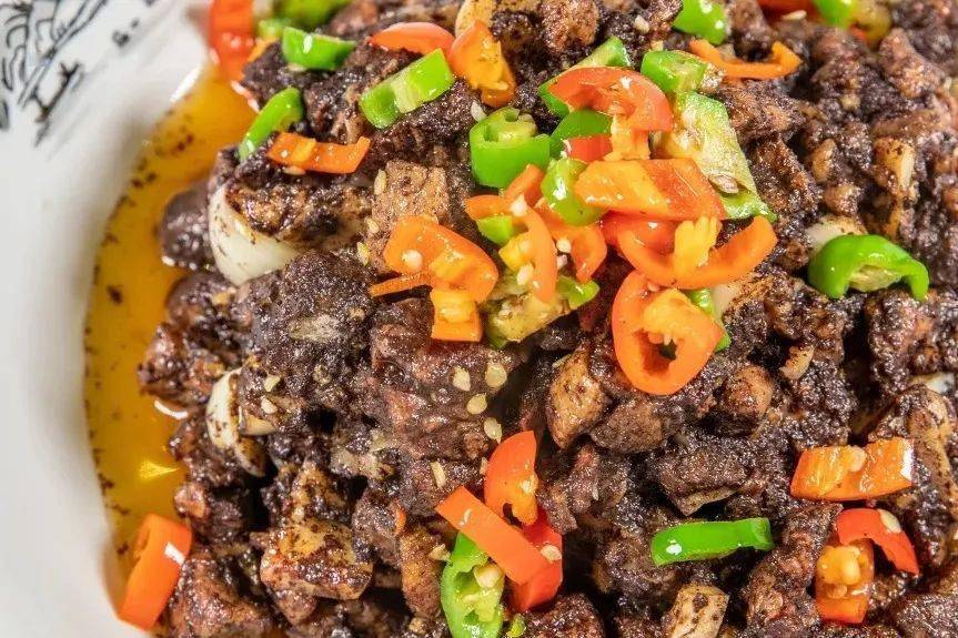" 永州血鸭 永州血鸭,一道特色传统名菜,  醋血鸭鸭块呈酱色,质地适口