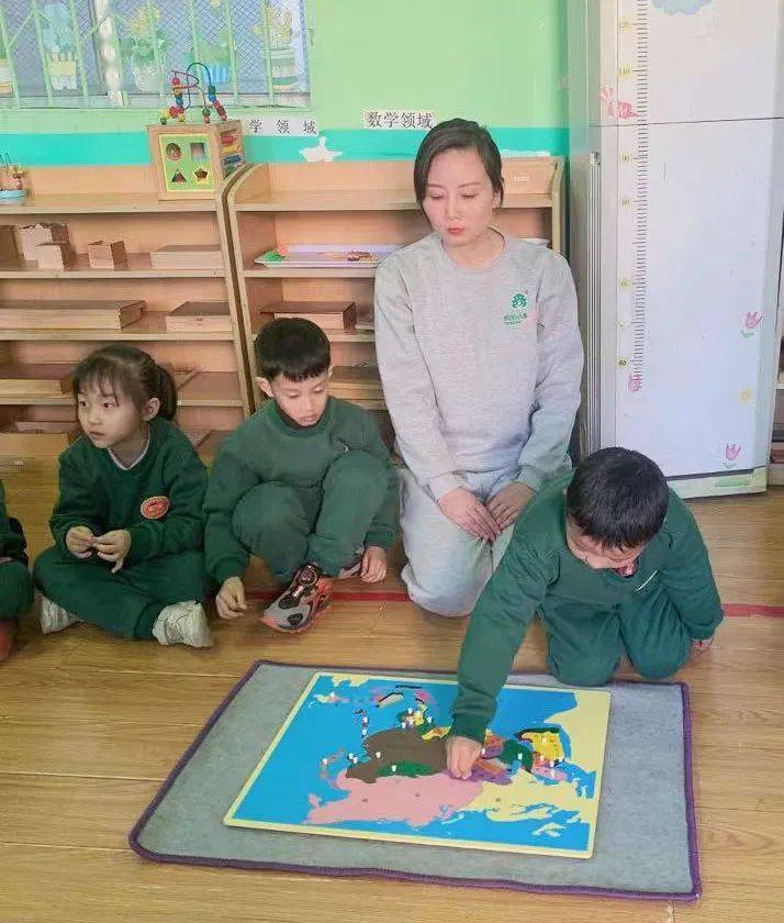 但是我可以把全世界带进教室,通过一套世界嵌板地图,让孩子们了解亚洲