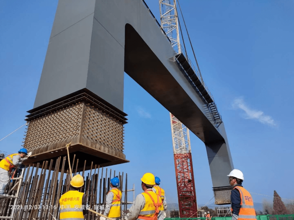 高铁设计建造技术新突破 国内首创拼装式框架墩在宣绩铁路成功架设