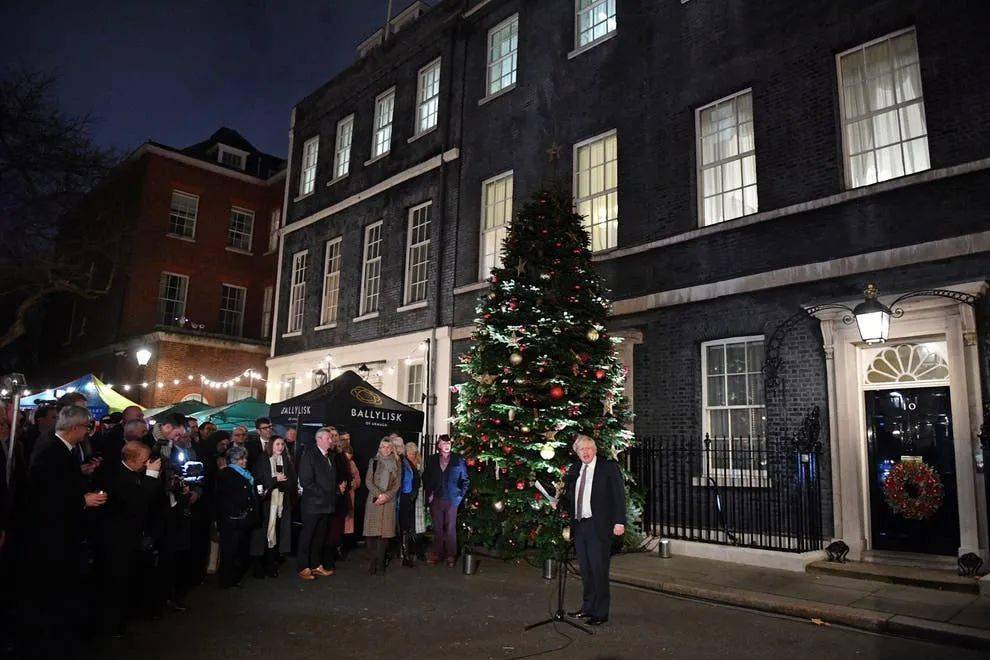 唐宁街官员被曝去年封禁期偷开派对百万英国网友那今年轮到我们去开