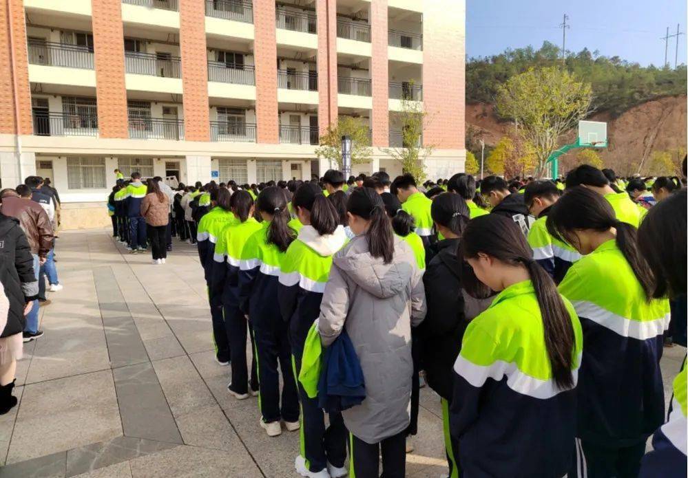 上犹县第五中学举国上下同悼南京大屠杀死难者,告慰逝者,更警醒国人
