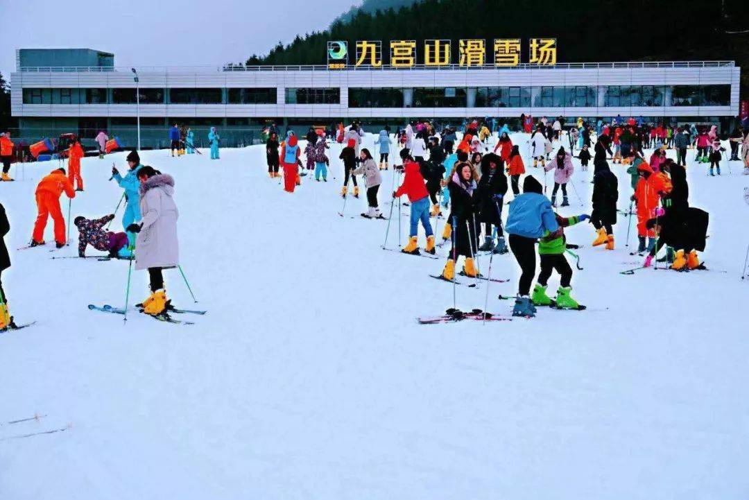 迎着冬奥风打卡湖北16座滑雪场