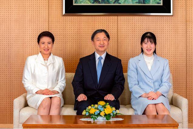 2021年日本皇室最新全家福创下历史尴尬纪录合影一分为三