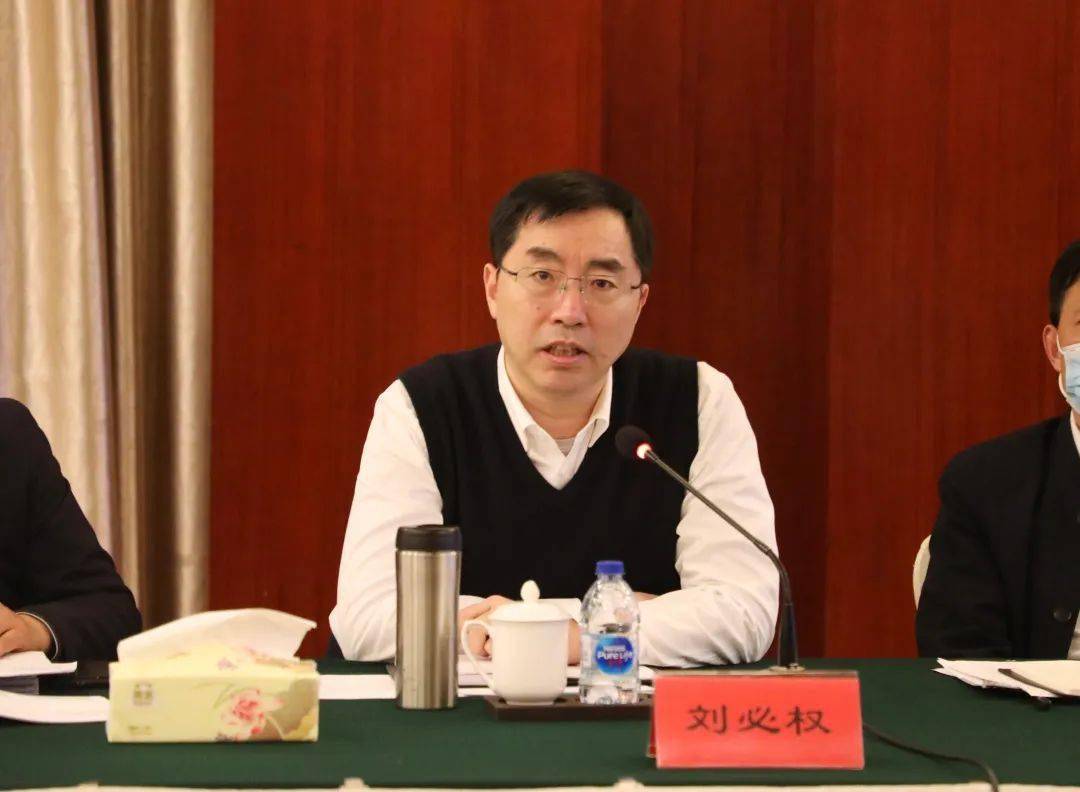 刘必权要求会议听取我市各工作组情况汇报,视频连线无锡市疫情防控