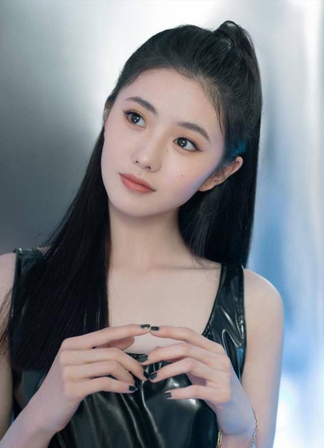 新晋谋女郎刘浩存穿黑皮裙拍照气质优越眼睛里透着清纯