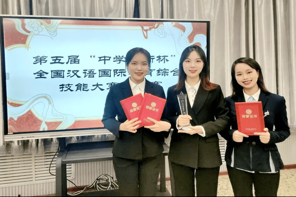 2019级学生杨荟茹和2020级学生谭玉鑫组成的参赛队伍克服连续疫情冲击