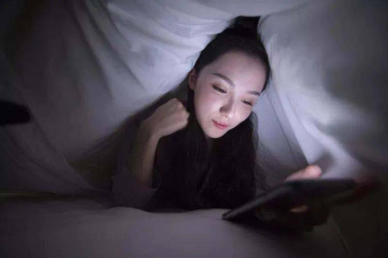 沧州丨白天看晚上熬夜看一女大学生连续追剧4天后右眼看不见了