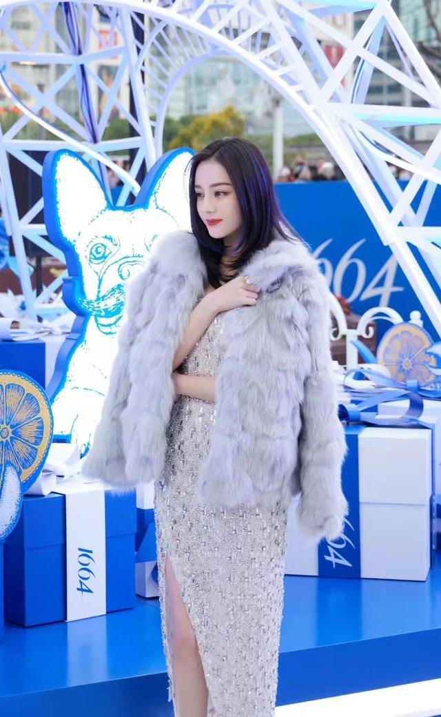 迪丽热巴造型好美穿亮片修身裙配皮草外套保暖好看又性感