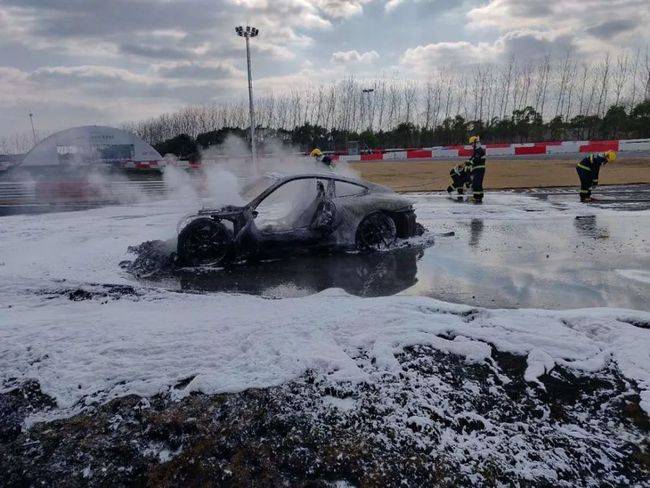 网络资料图这名上海车主还对近年来保时捷911车型的自燃事件及国内外