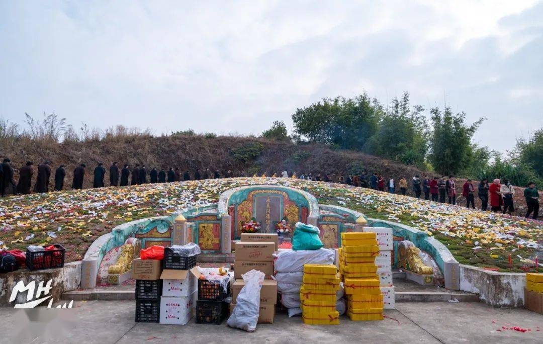 揭西霖德慈善会举行修缮塔头龙仔园虎斑山永义同福诸义墓庆典暨祭奠