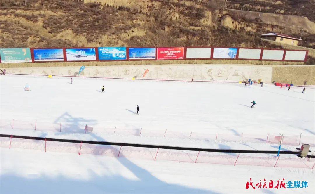 来凤凰岭滑雪场 畅享滑雪之乐!_运动_永靖县_雪地