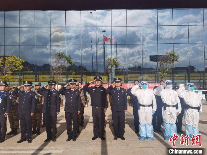 云南25个边防检查站开展八千里边关同升一面国旗活动