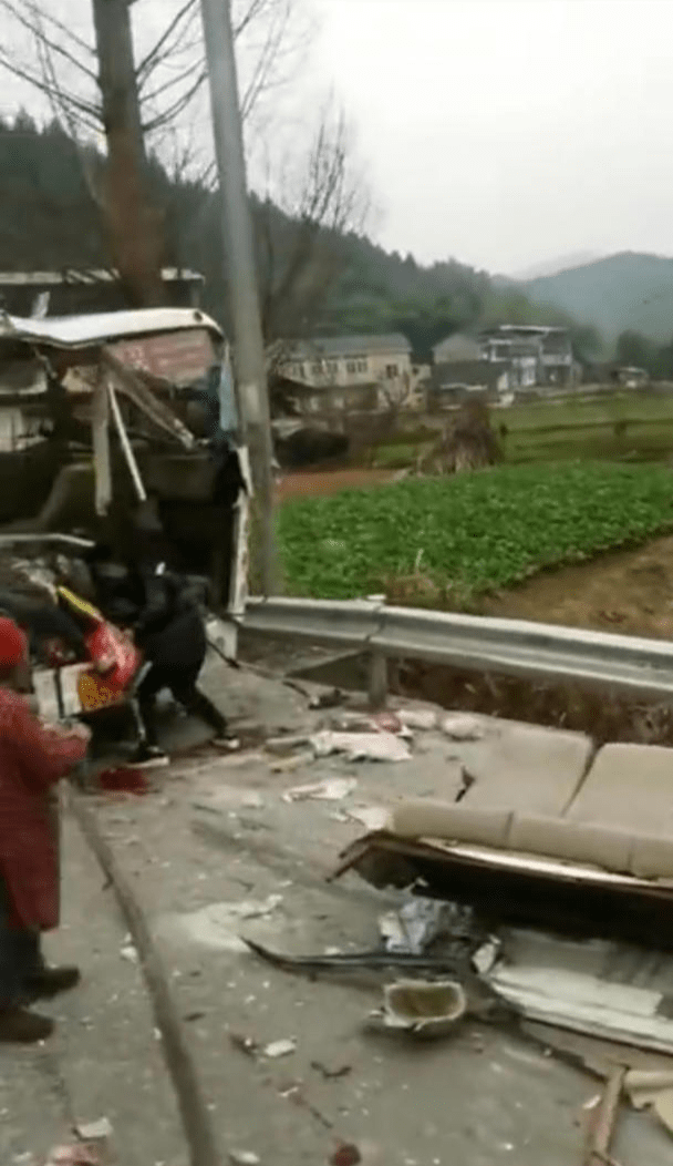 四川江油发生一起连环相撞交通事故致8死19伤