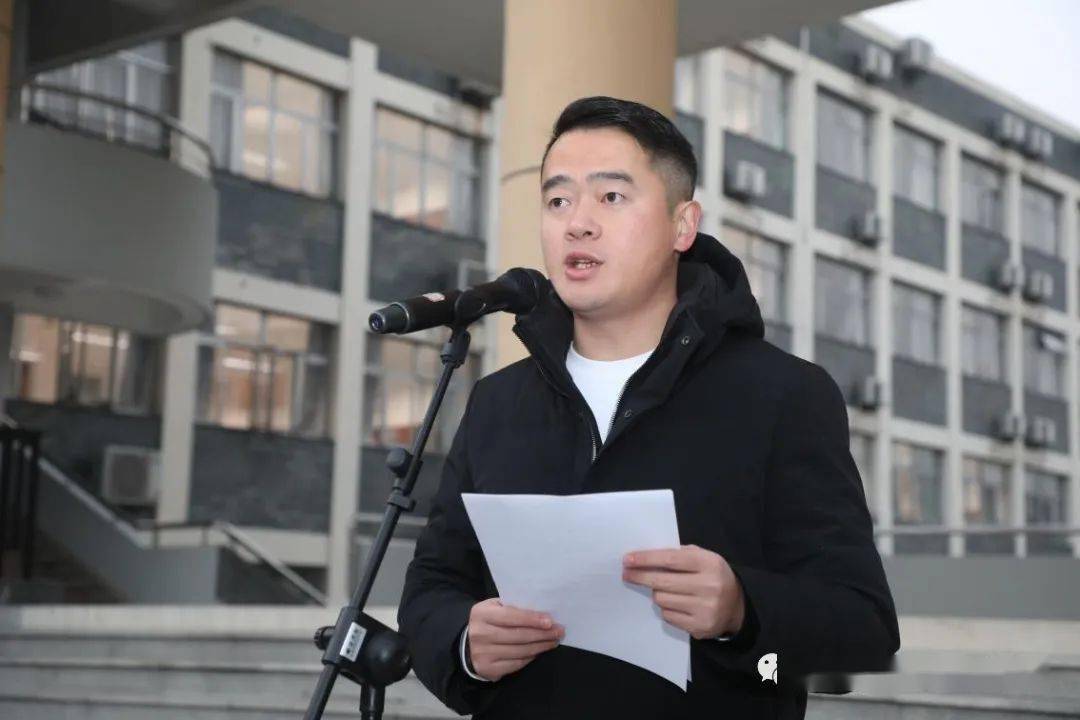 衢州二中党委委员,纪委书记廖如舟主持了活动.
