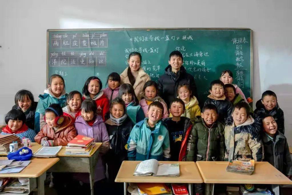 在那条"背80斤课外书上山"的视频大火之前,侯长亮