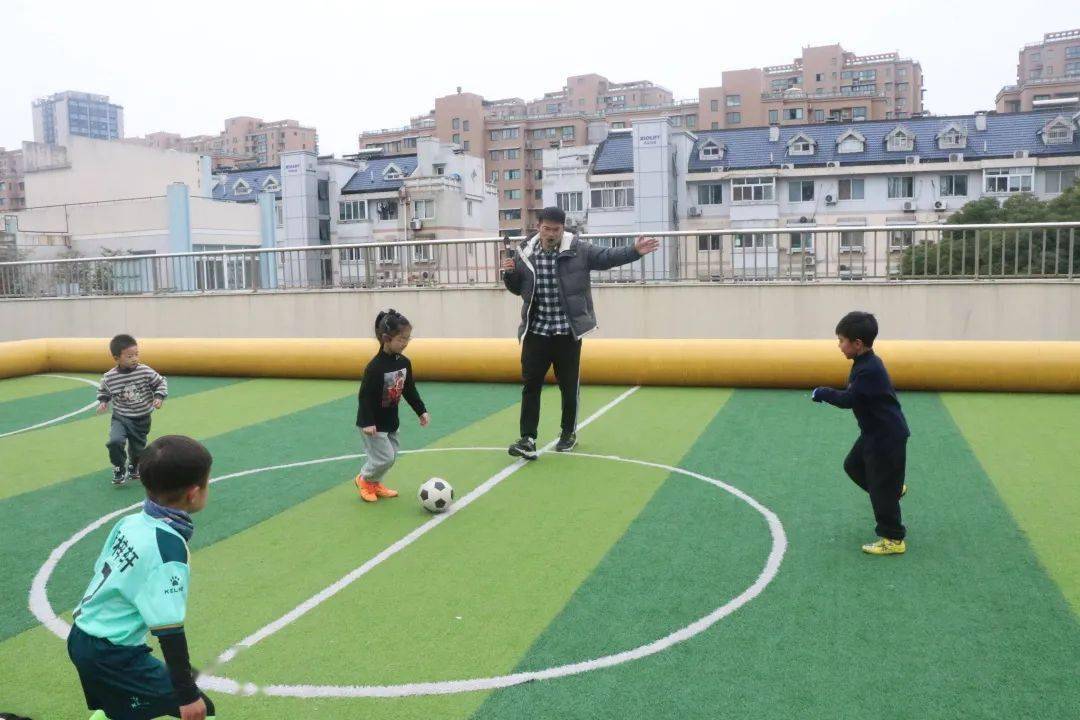 春波南苑幼儿园的宝贝们迎来了第六届冬季运动会暨迎足球嘉年华活动—