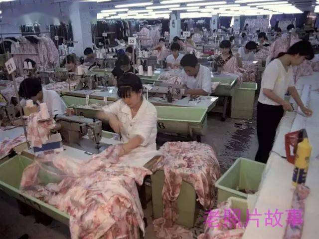 该工厂生产女性丝绸服装.产品要出口到欧洲,北美和日本.