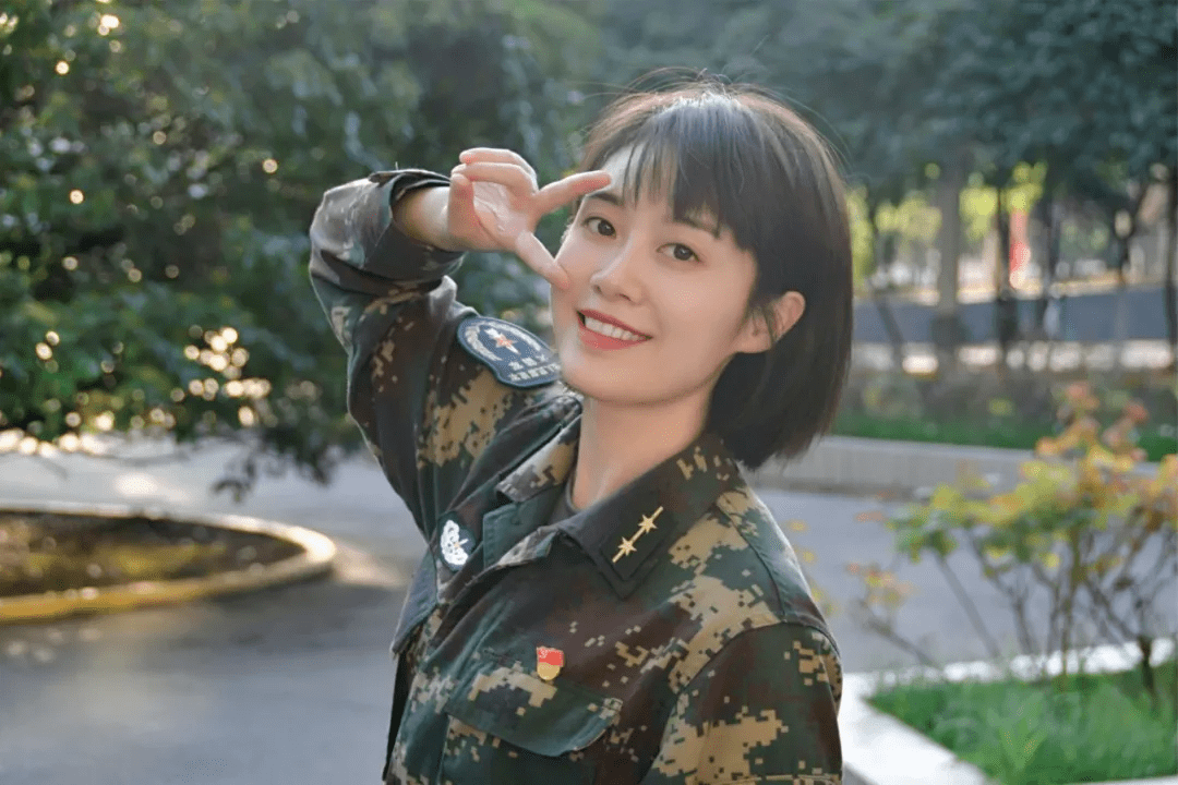 的故事又从士官提干当排长到一名火箭军女兵从一名粉丝40万的网红歌手