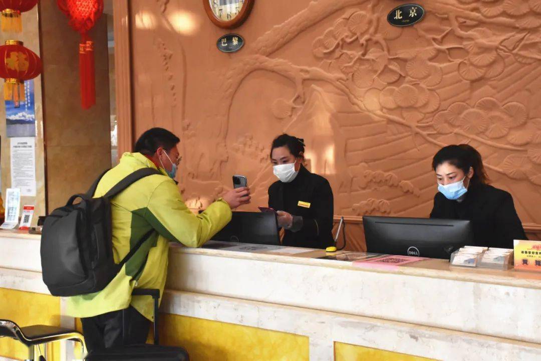 凯永集团丰泽大酒店 服务人员:筑牢疫情防控坚固防线防控措施"查三码