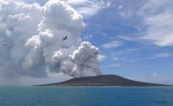 涌入民宅_汤加火山喷发多国发布海啸警报_卫星实拍汤加海底火山大爆发