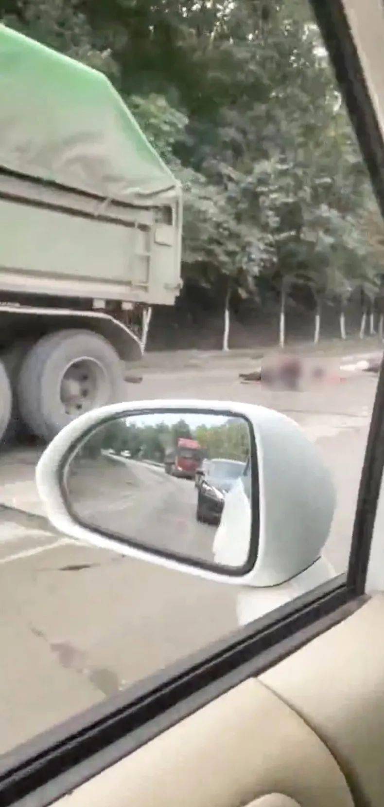 今天梧州207国道也发生一起,泥头车压扁摩托车,泥头车实力面前头盔也