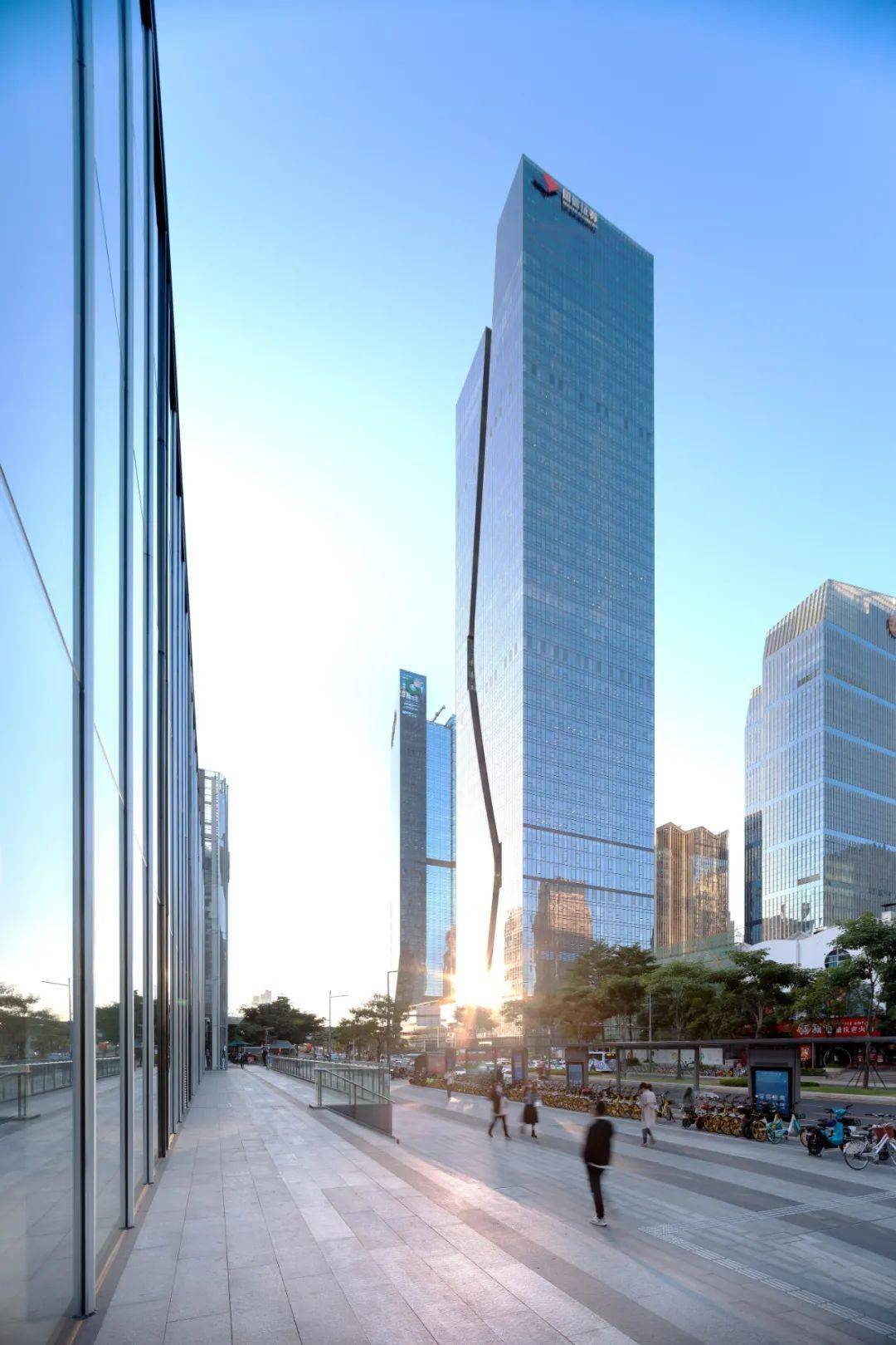 国信金融大厦当天,公司正式入驻总部新办公大楼国信金融大厦.