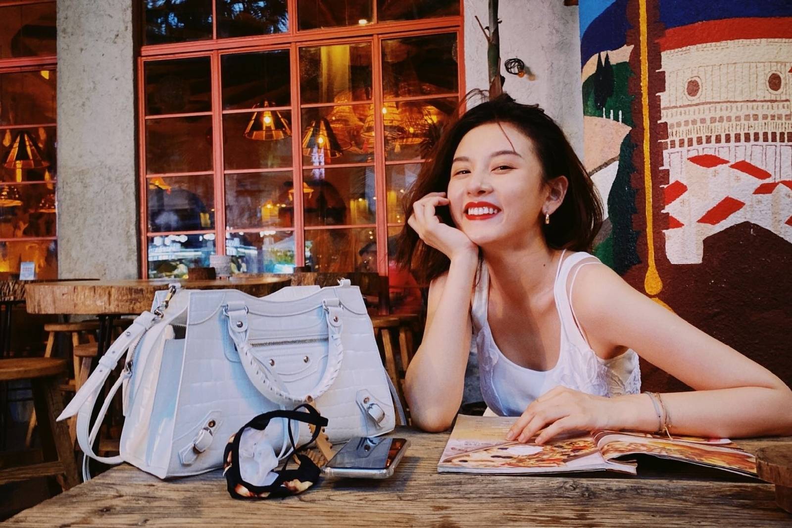 样式 宋祖儿不愧是时髦精，穿白色背心凹造型，身材婀娜又甜又媚