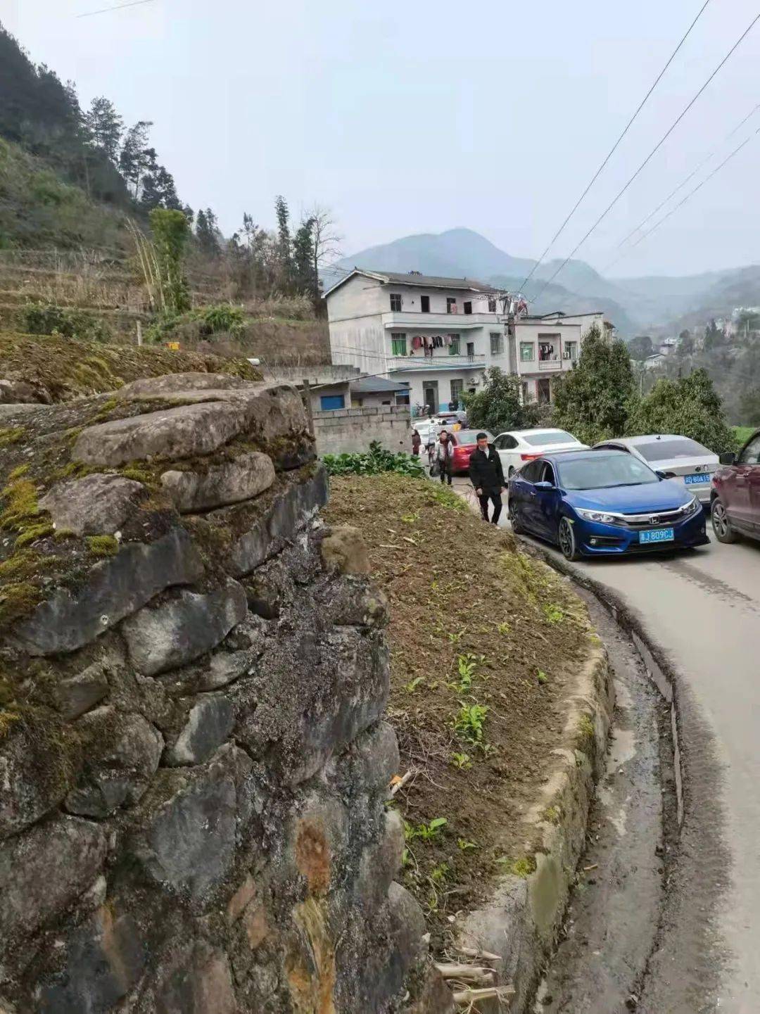 乌龙乡:乡长胡建军带队检查辖区内交通劝导站值守情况,并对交通安