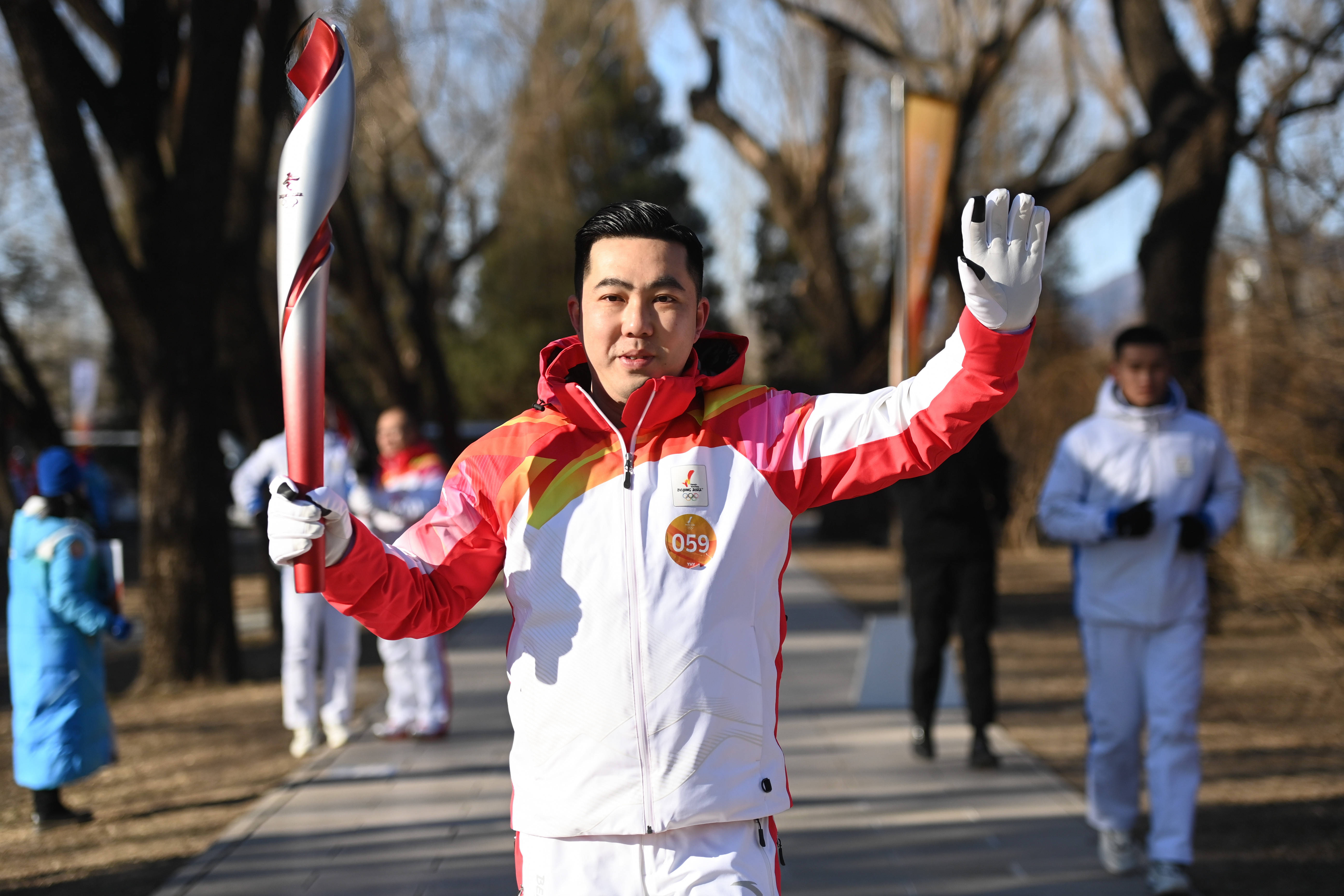 2月4日,火炬手其美多吉(右)与林诗凌进行火炬传递.