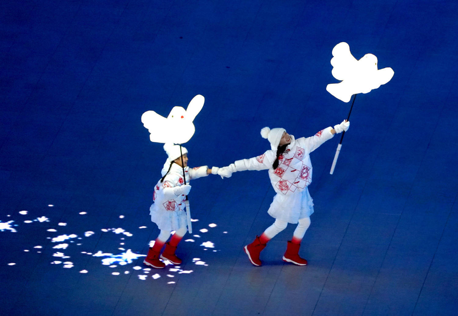 2022北京冬奥会开幕式:小朋友们脚踩星光,与"和平鸽"共舞 图源:视觉