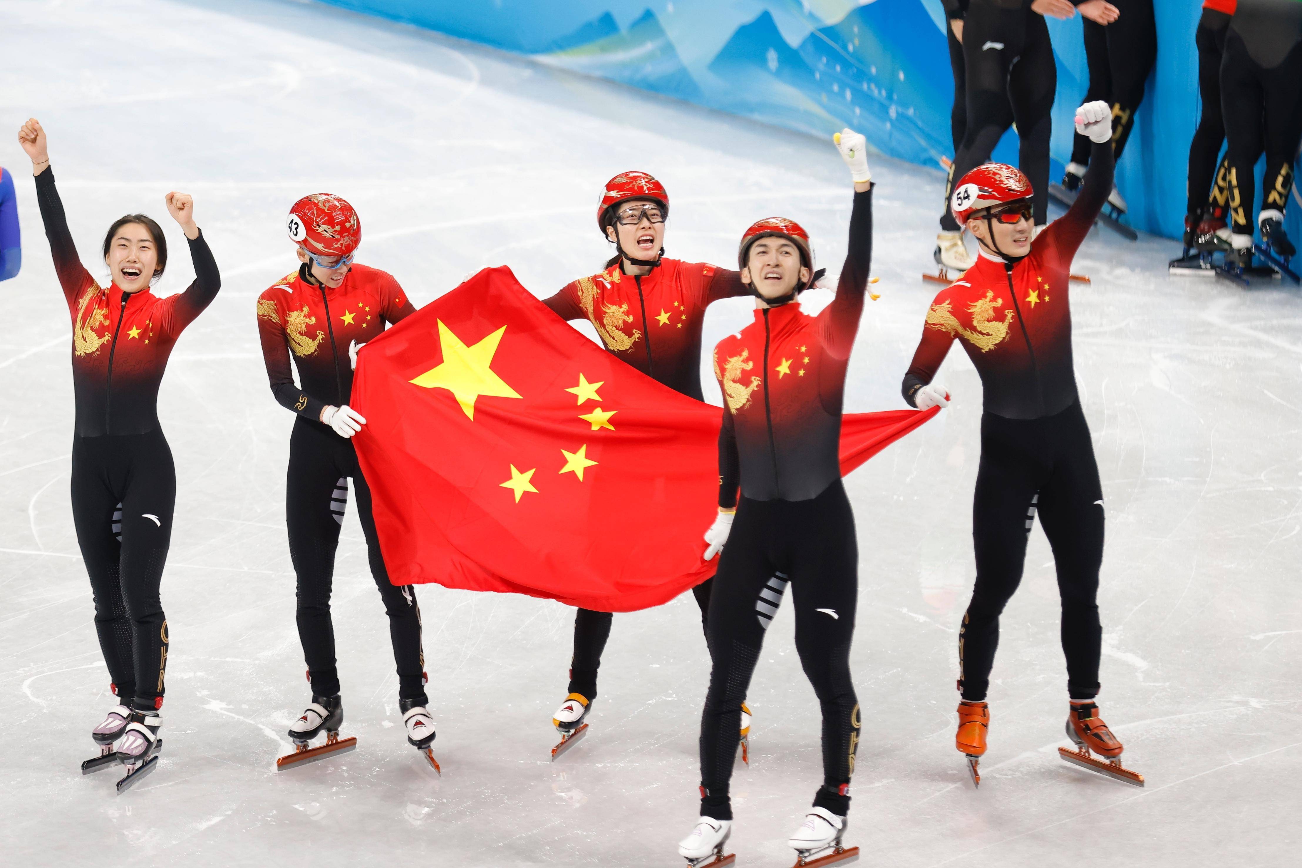 四人团队摘下中国首金_短道速滑500米中国三女将全晋级_中国首金!
