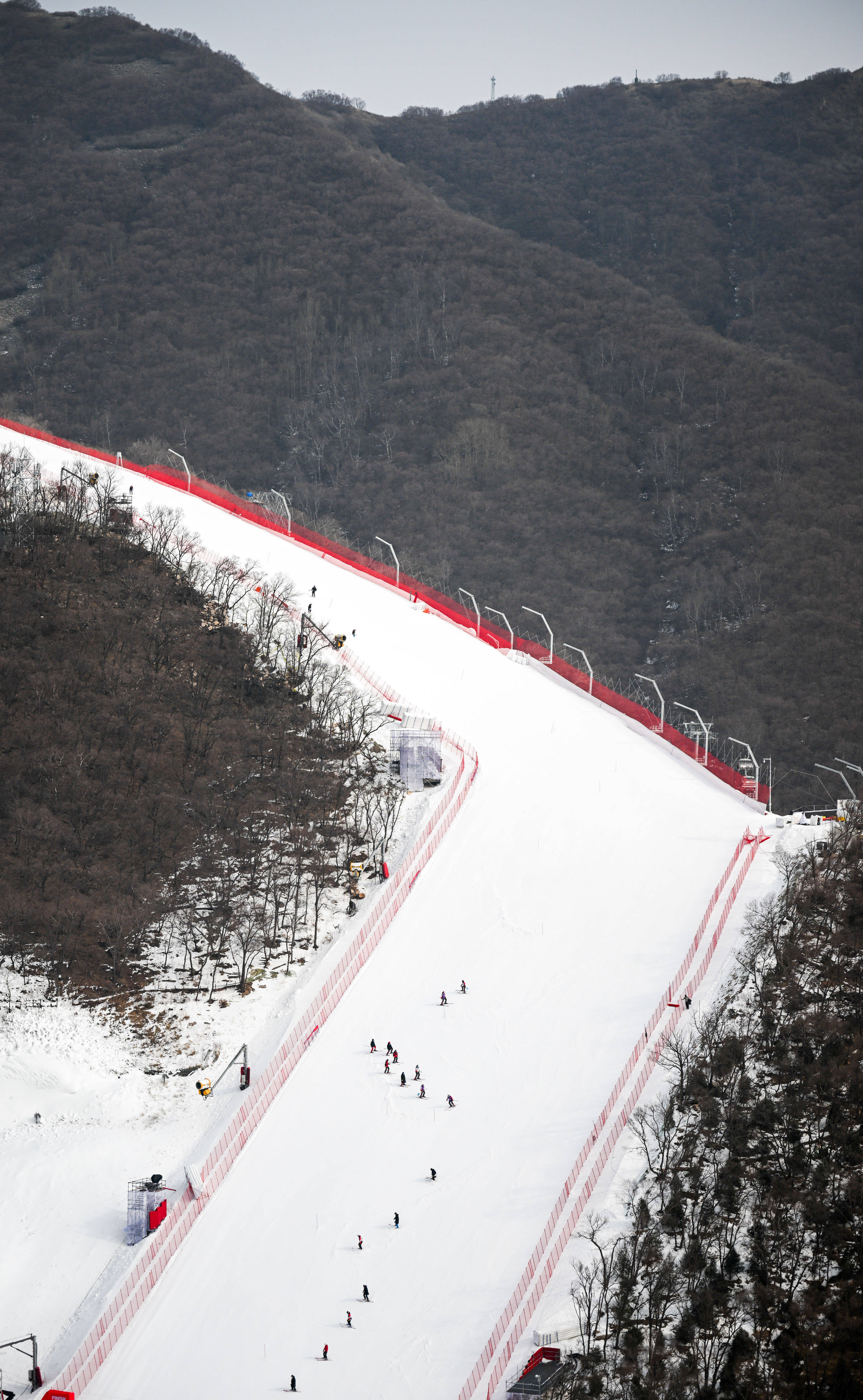 "雪飞燕"上的赛道修复师_竞赛_雪板_高山滑雪