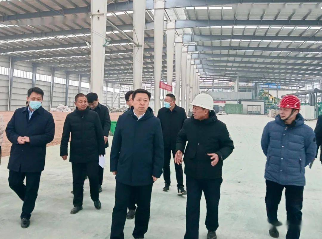 路耕一行先后来到县人民医院康养综合体建设项目,县恒科建材项目,英光