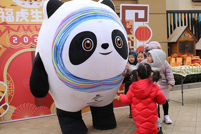 这次开学很冬奥冰墩墩雪容融迎接同学回校