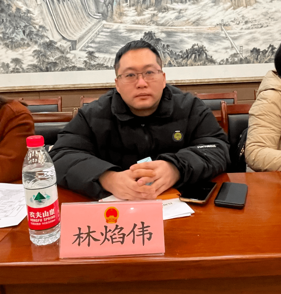 林焰伟(建德市朝美日化有限公司销售和技术部经理)作为一名连任代表