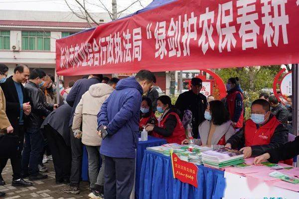 春耕生产"为主题,通过现场设置法律咨询和技术咨询台,宣传展板,标语