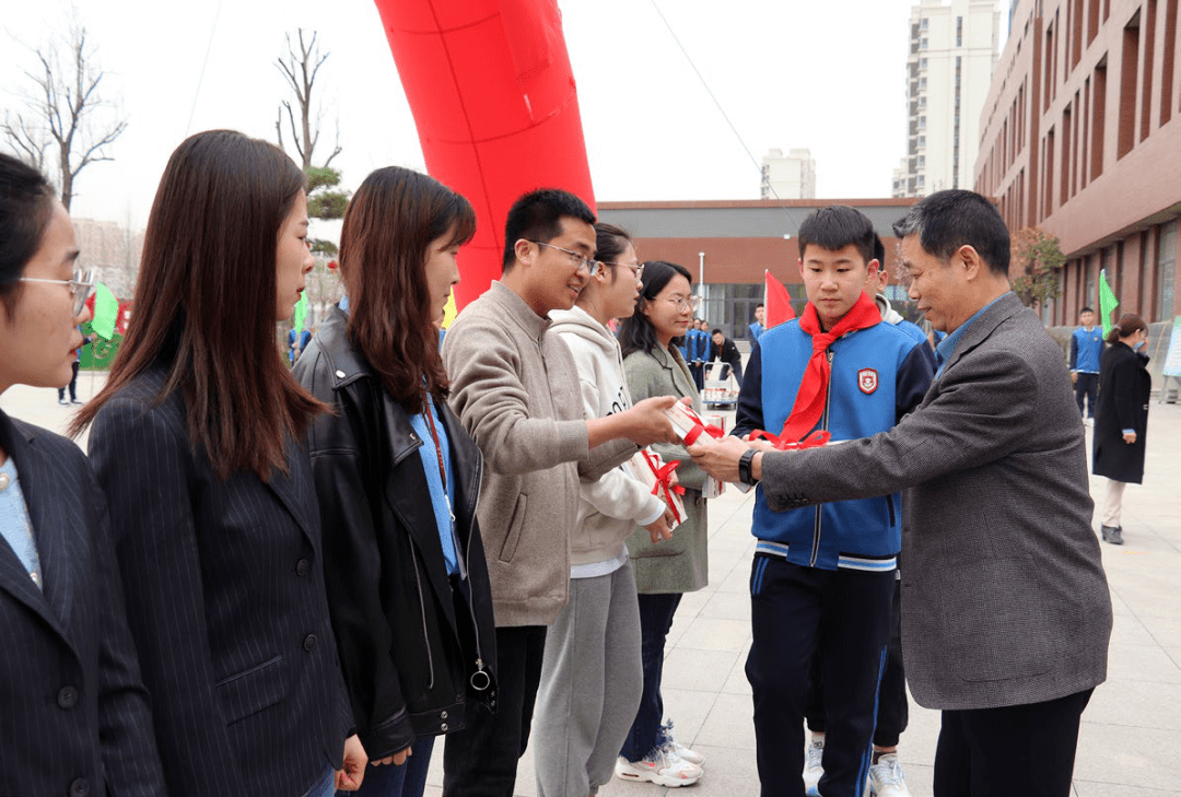 (向青州中学的老师们赠书)热爱学习的任光升,自然也