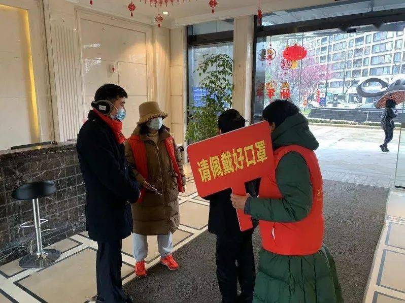 雨澜轩志愿者在社区卡口进行疫情防控检查蒋村街道雨澜轩志愿者服务