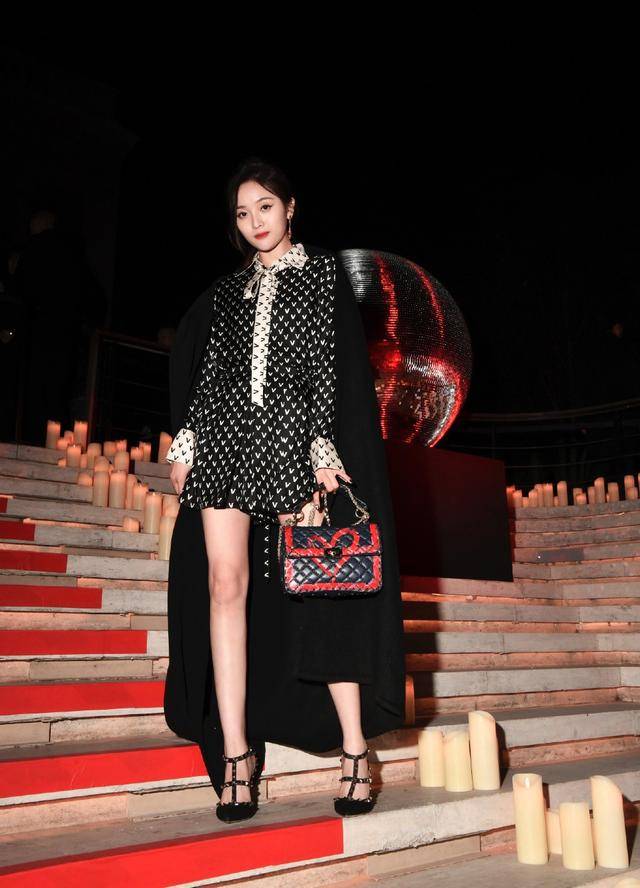 陪衬 鞠婧祎不愧四千年美女,亮片黄裙撞衫吴宣仪,气质上略胜一筹