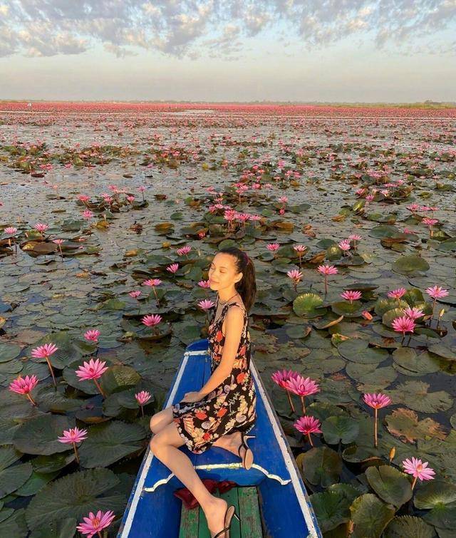 披肩 水原希子秀场穿搭，一袭蓝色印花长裙亮相，气场全开御姐范儿