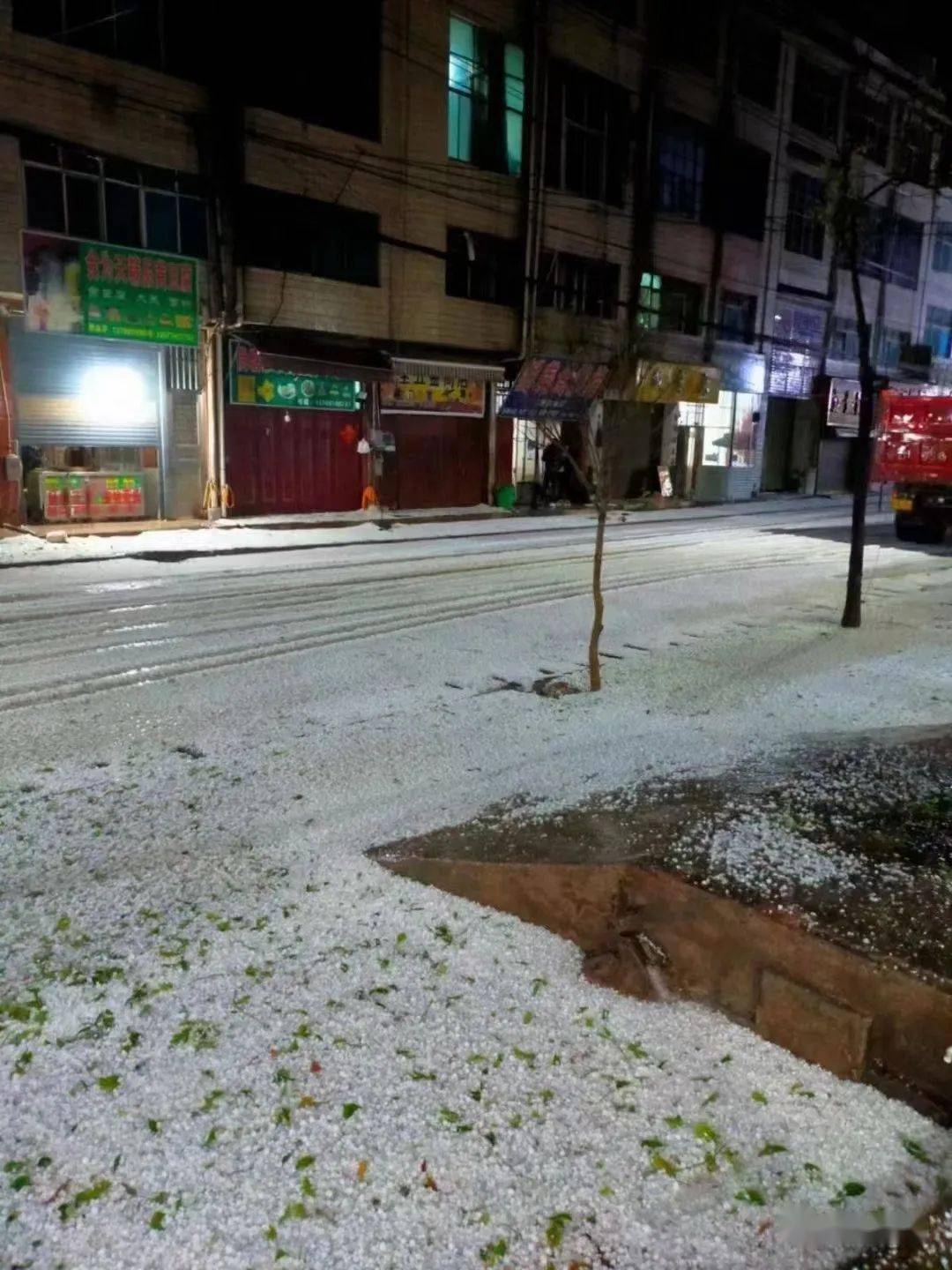 宣威突降冰雹大如鸡蛋,砸破车玻璃 击穿石棉瓦_倘塘镇_粒粒_受伤