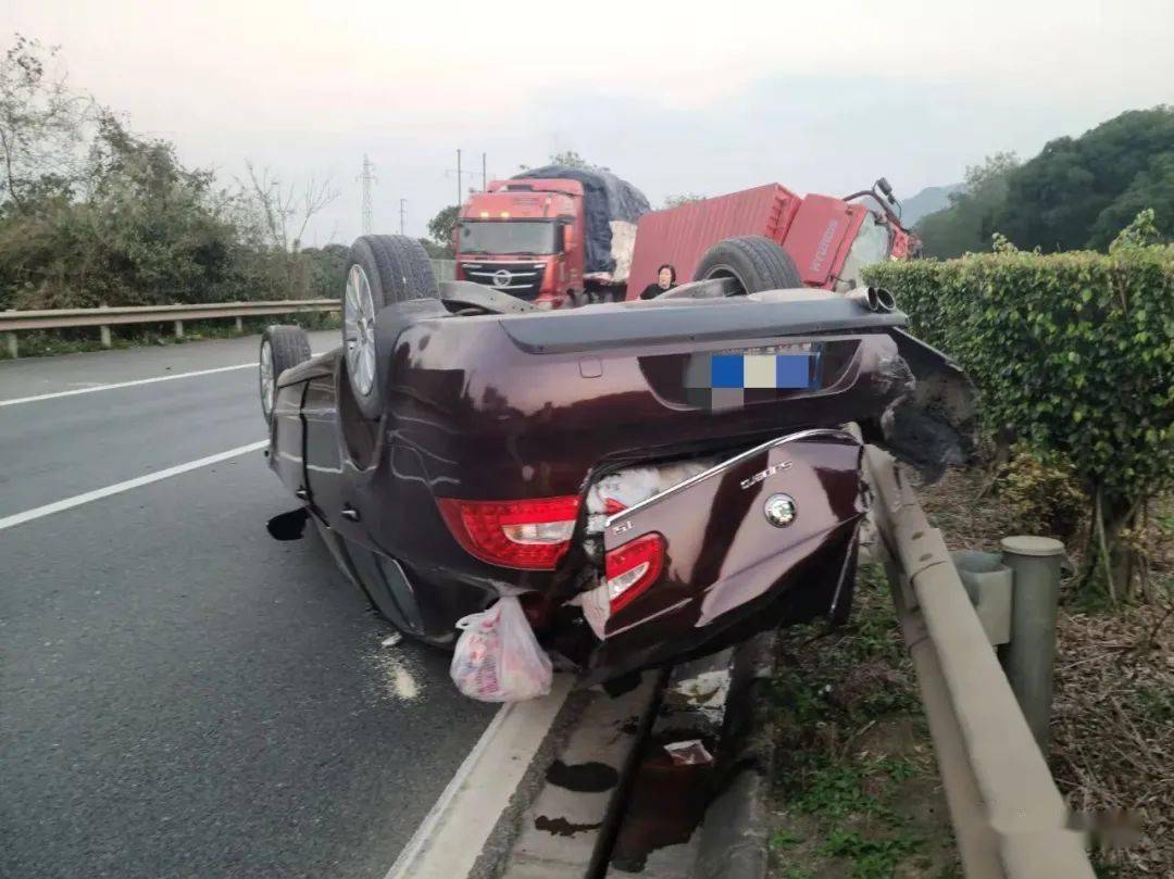 事发百色高速公路_货车