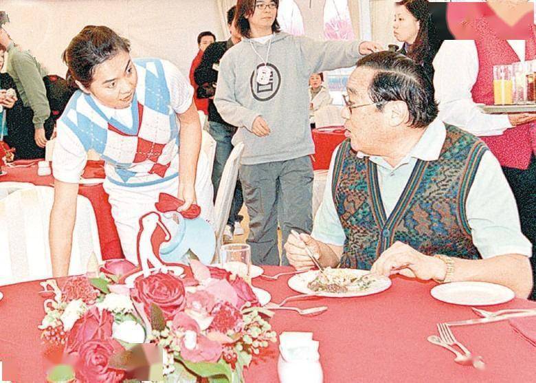 何莉莉:26岁嫁香港富商,帮丈夫抚养私生子,70岁独揽70亿资产_赵世光
