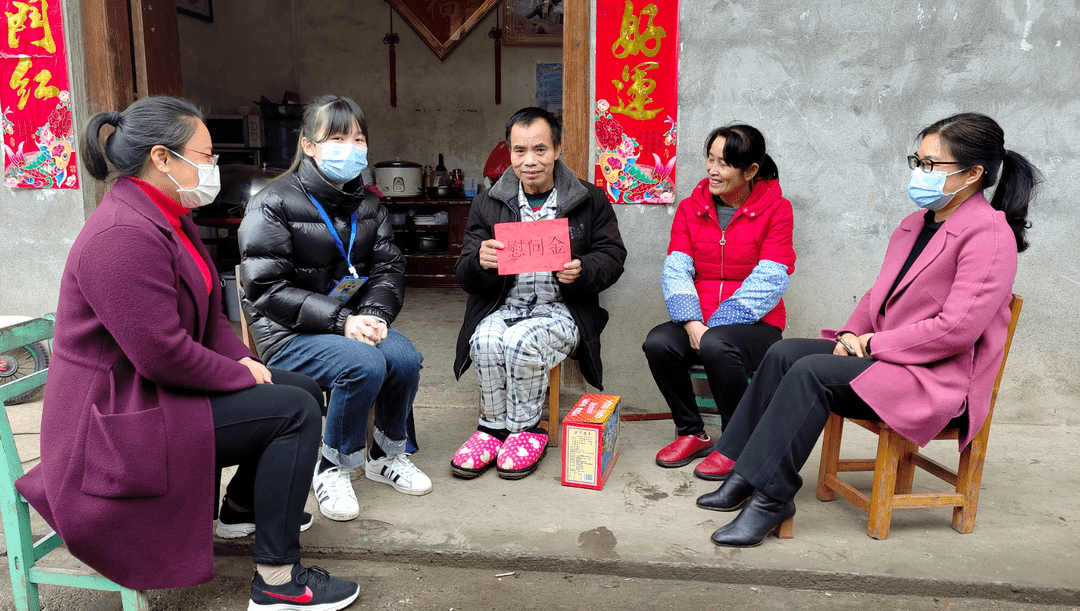 慰问暖人心——武宣县统计局慰问二塘镇四通村记账户_廖彩虹_调查业务