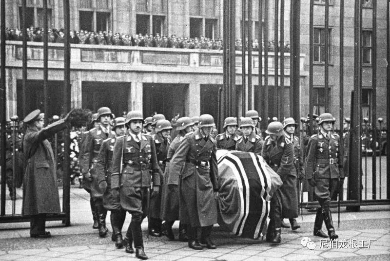 1944年隆美尔元帅的国葬仪式,灵车是马拉10.5cm le.fh 18轻型榴弹炮.