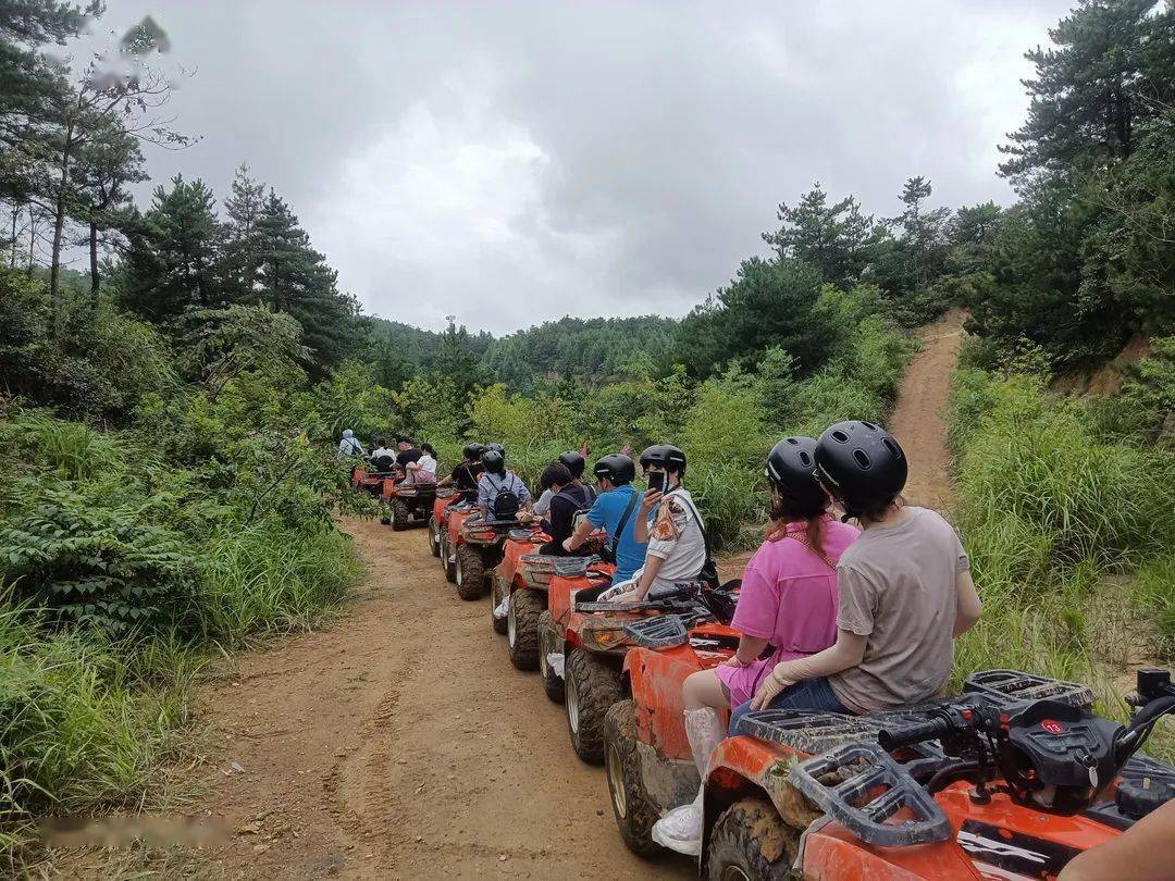 越过荆棘遍地的丛林翻山越野淌泥坑引擎的轰鸣声不断刺激着肾上腺