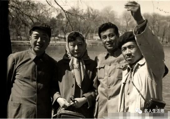 王心刚照顾患病妻子60年孩子们已是亿万富翁他却只想做普通老头
