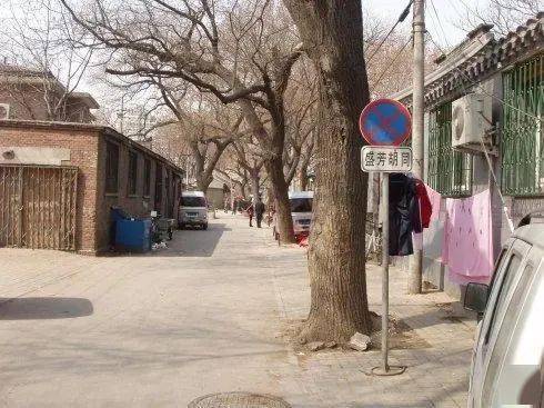 小街儿路东,什坊院胡同(1965年改叫盛芳胡同,虽然改了名,但是直到现在